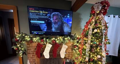 Cozy Christmas Cottage • No Cleaning Fee!