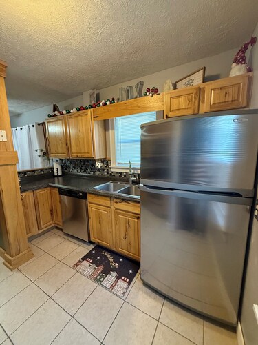 Cozy Christmas Cottage • No Cleaning Fee!