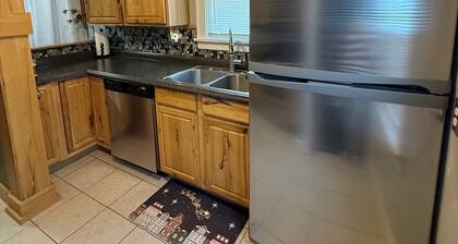 Cozy Christmas Cottage âą No Cleaning Fee!