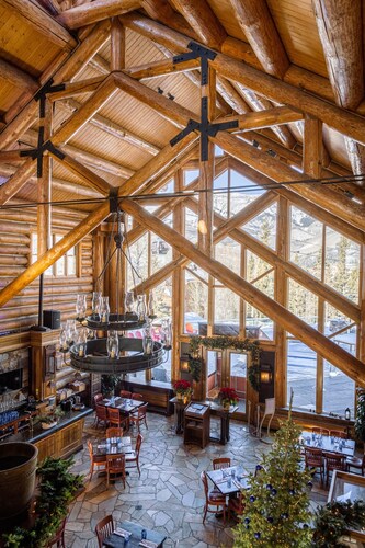 Lodge Life: Deluxe Ski IN/OUT studio w/ fireplace!