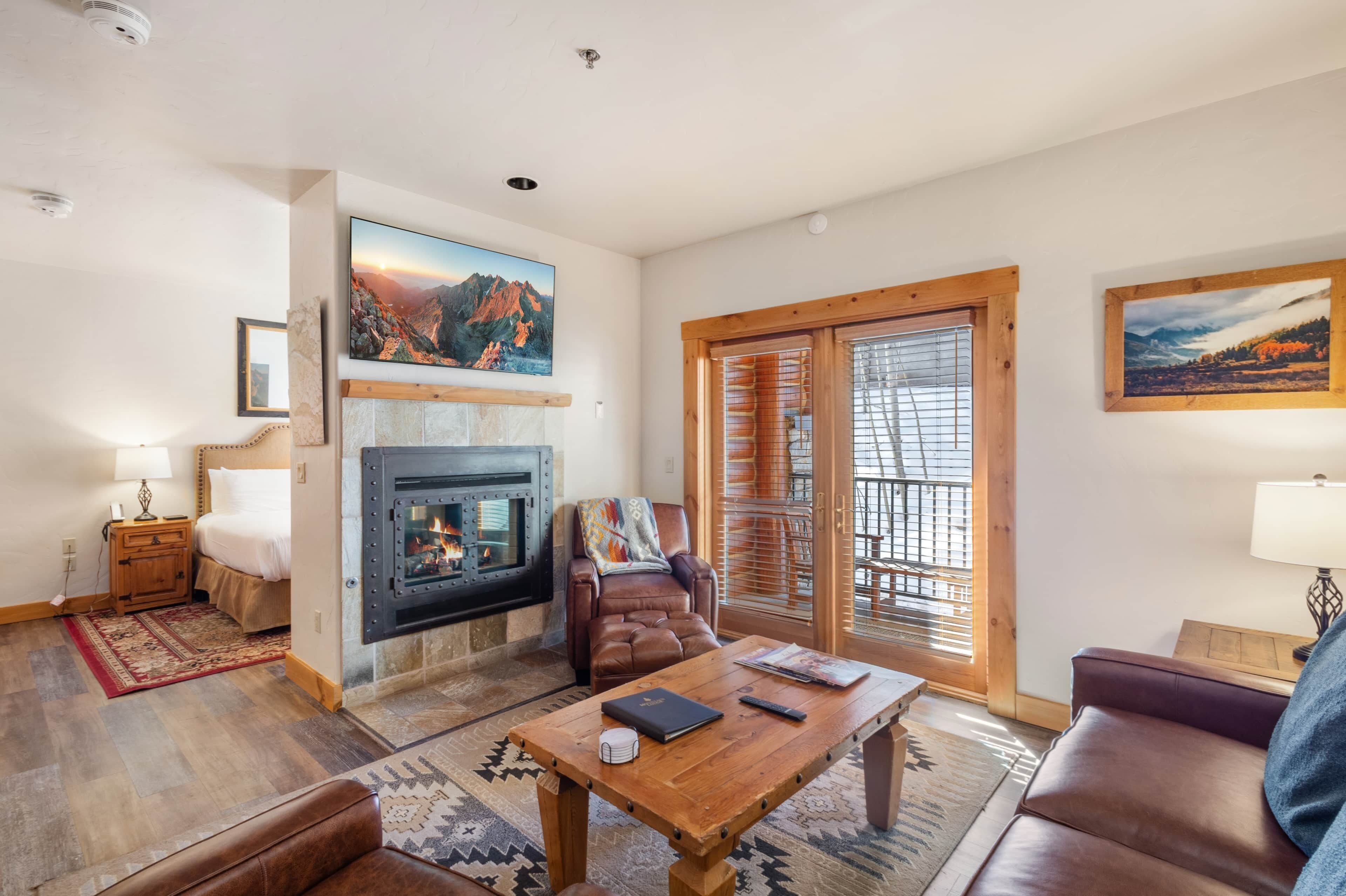 Televisión y chimenea 