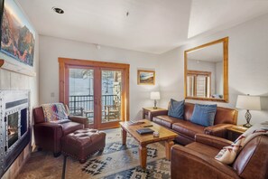 Televisión y chimenea 