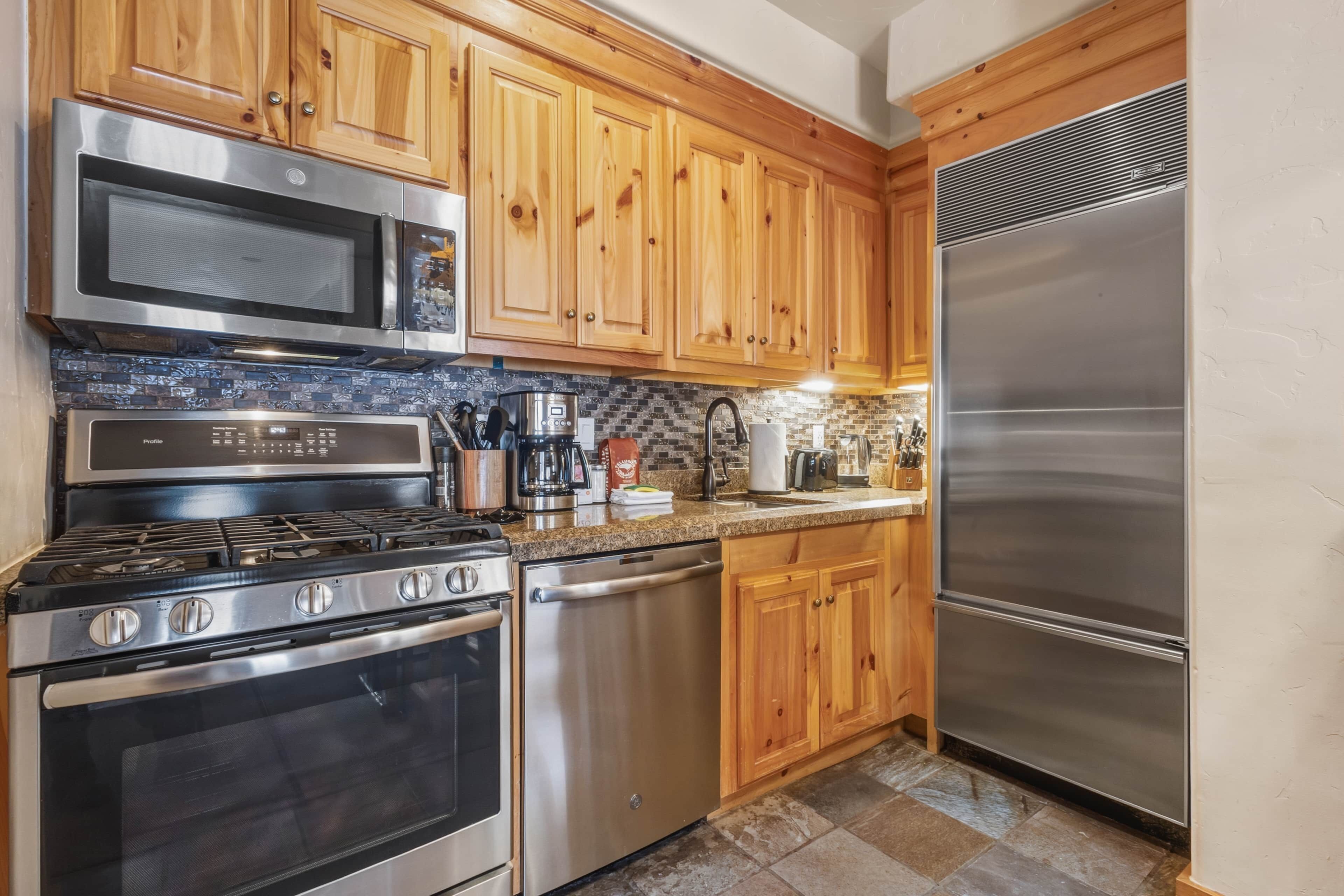 Fridge, microwave, stovetop, dishwasher