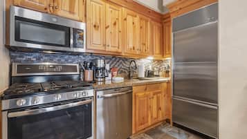 Fridge, microwave, stovetop, dishwasher