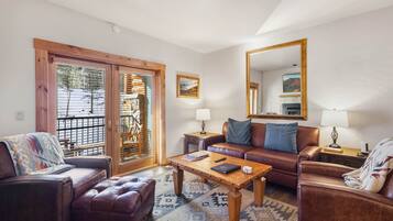 Een televisie en een open haard