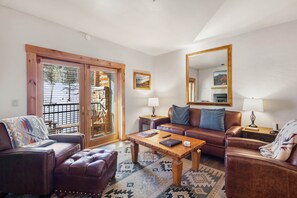 TV, fireplace - Lodge Life: Deluxe Ski IN/OUT studio w/ fireplace! (Mountain Village)