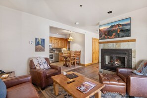 Televisión y chimenea 