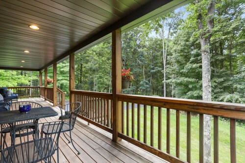 Renovated Mountain Chalet - Hot Tub, Pool Table, Dog Friendly @ Deep Creek Lake