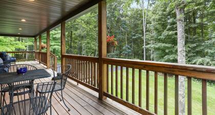 Renovated Mountain Chalet - Hot Tub, Pool Table, Dog Friendly @ Deep Creek Lake