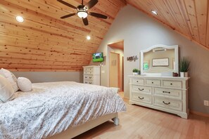 5 bedrooms, iron/ironing board, free WiFi, bed sheets - Renovated Mountain Chalet - Hot Tub, Pool Table, Dog Friendly @ Deep Creek Lake (McHenry)