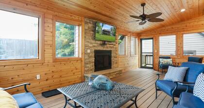 Renovated Mountain Chalet - Hot Tub, Pool Table, Dog Friendly @ Deep Creek Lake