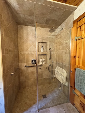 Secadora de cabello, toallas, jabón, papel de baño 