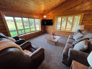 Living area - Quiet 2 Bedroom Country Home - Minutes from Marshfield (Marshfield)