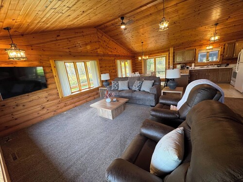 Quiet 2 Bedroom Country Home - Minutes from Marshfield