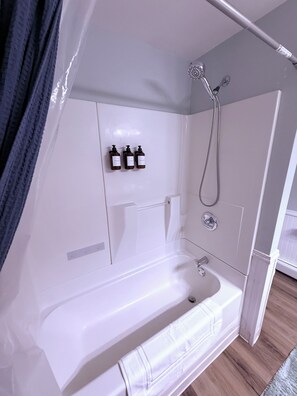 Toallas, jabón, shampoo, papel de baño 