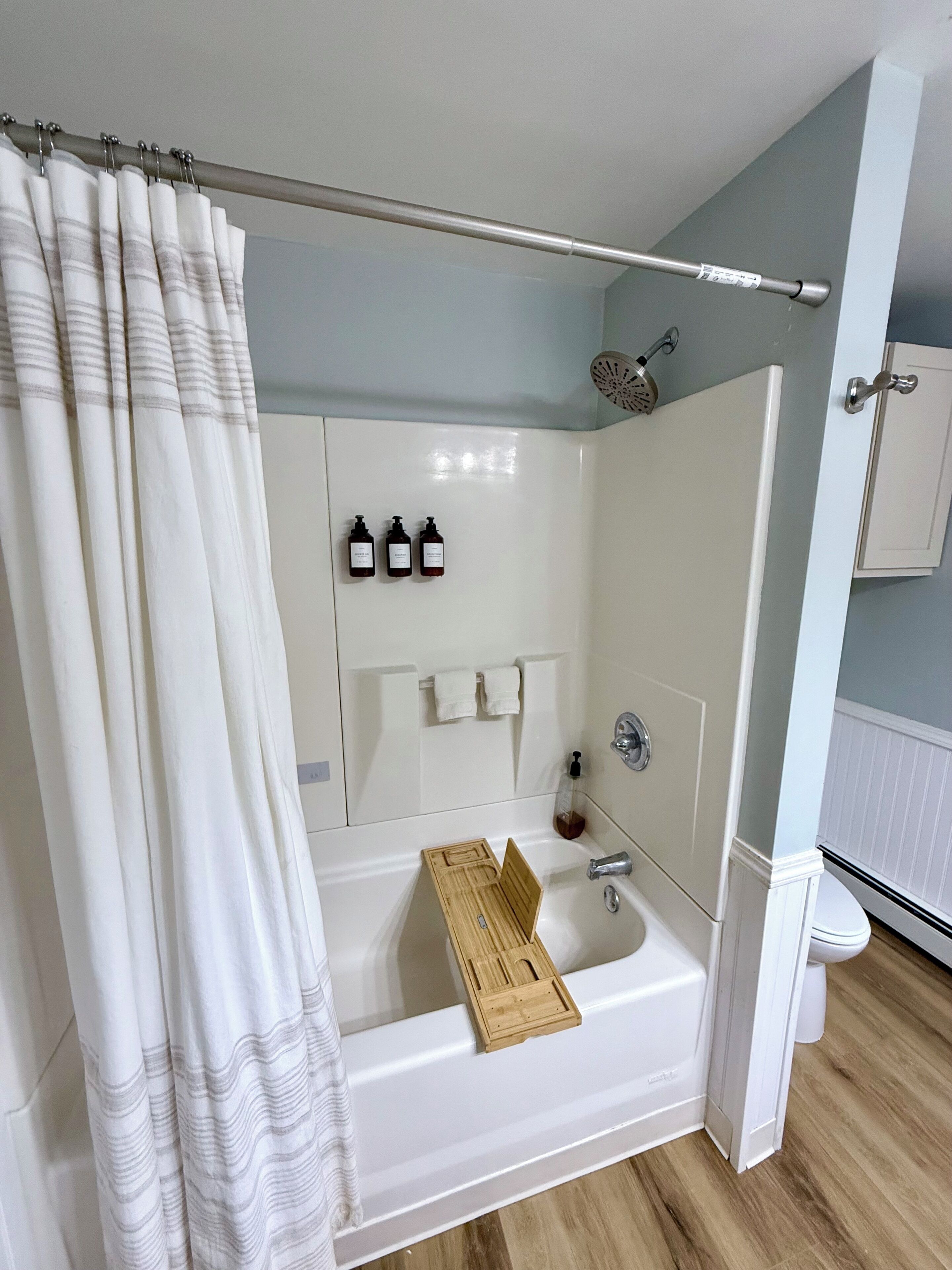 Asciugamani, sapone, shampoo, carta igienica