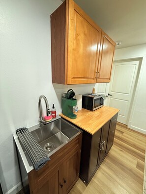 Kühlschrank, Mikrowelle, Wasserkocher mit Kaffee-/Teezubehör, Toaster