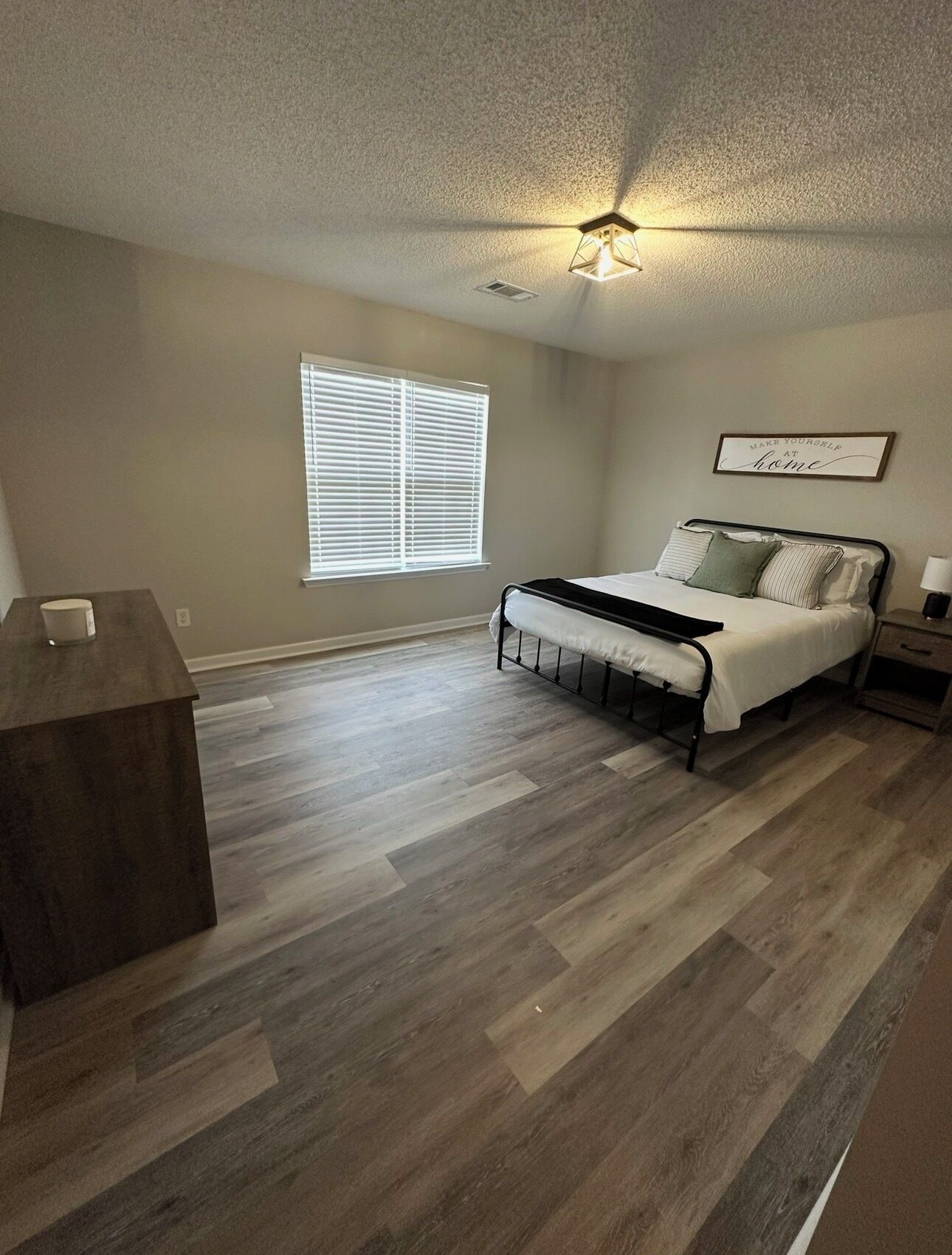 2 bedrooms, iron/ironing board, internet, bed sheets