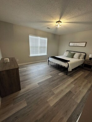 2 عدّة غرف نوم ومكواة/لوح كي وخدمة الإنترنت وملاءات أسرّة