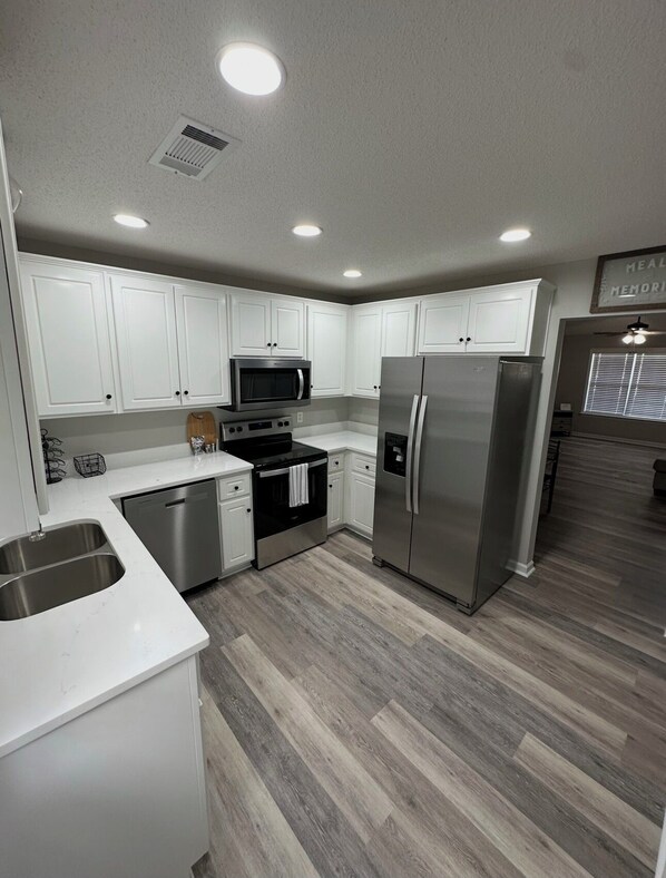 ثلاجة، ميكروويف، فرن، موقد طهي مسطح