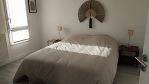 Room - Apartment in Croix de Vie Near the Beach (Saint-Gilles-Croix-de-Vie)