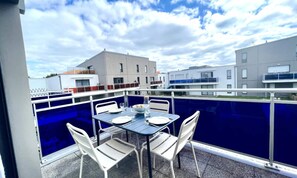 Outdoor dining - Apartment in Croix de Vie Near the Beach (Saint-Gilles-Croix-de-Vie)