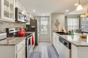 Kjøleskap, mikrobølgeovn, ovn og kokeplater