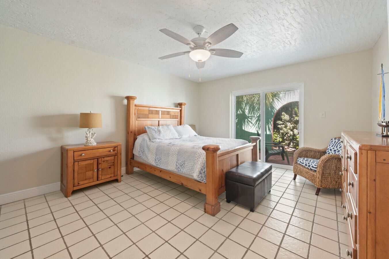 4 bedrooms, desk, iron/ironing board, travel cot