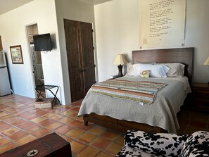 Een strijkplank/strijkijzer, wifi, beddengoed