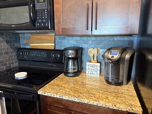 Geladeira, micro-ondas, fogão, cooktop