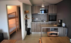 Kühlschrank, Mikrowelle, Ofen, Geschirrspüler