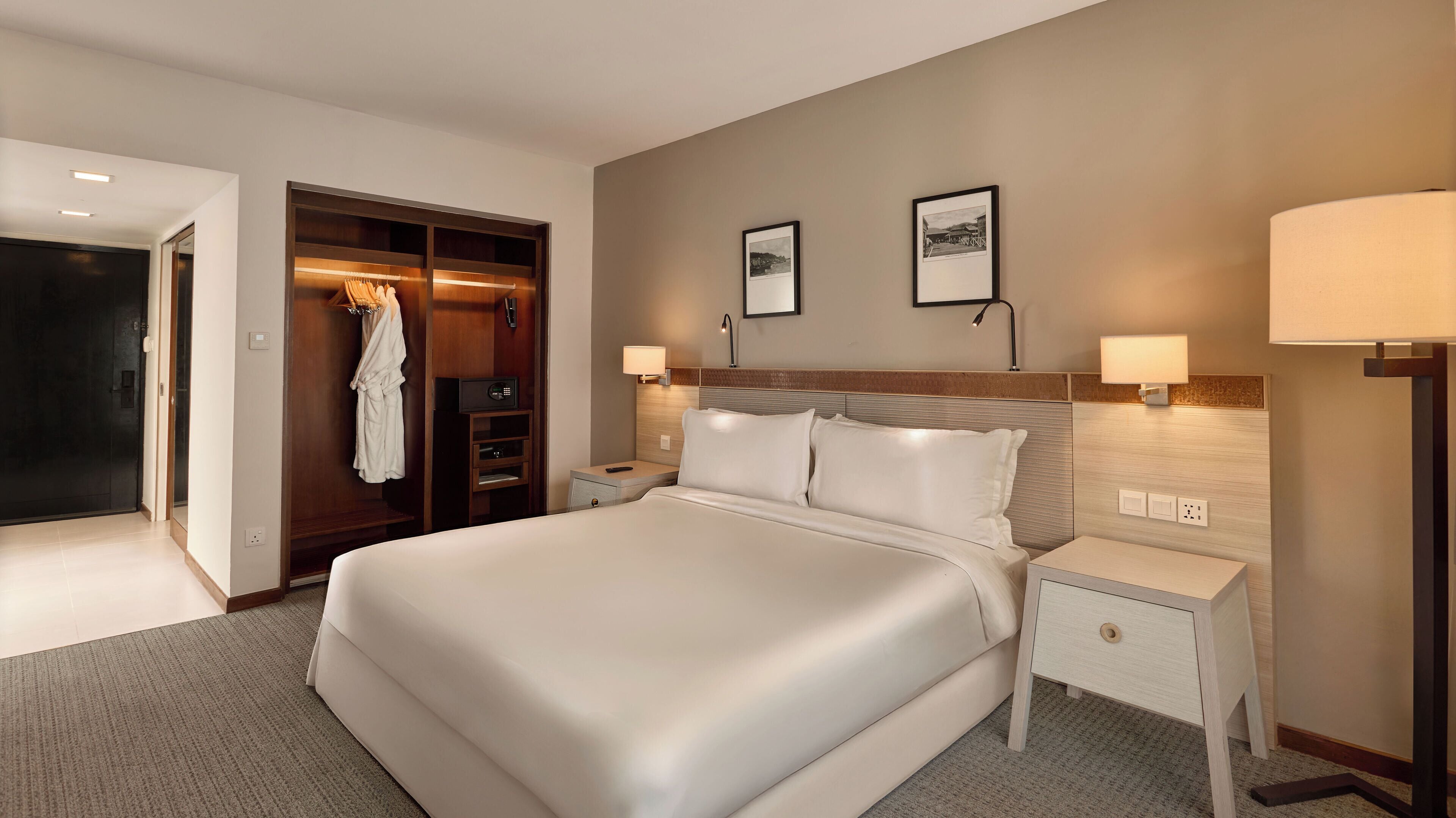 In-room safe, desk, free WiFi