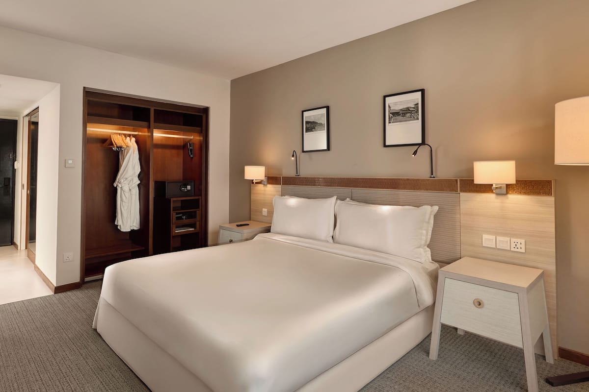 In-room safe, desk, free WiFi