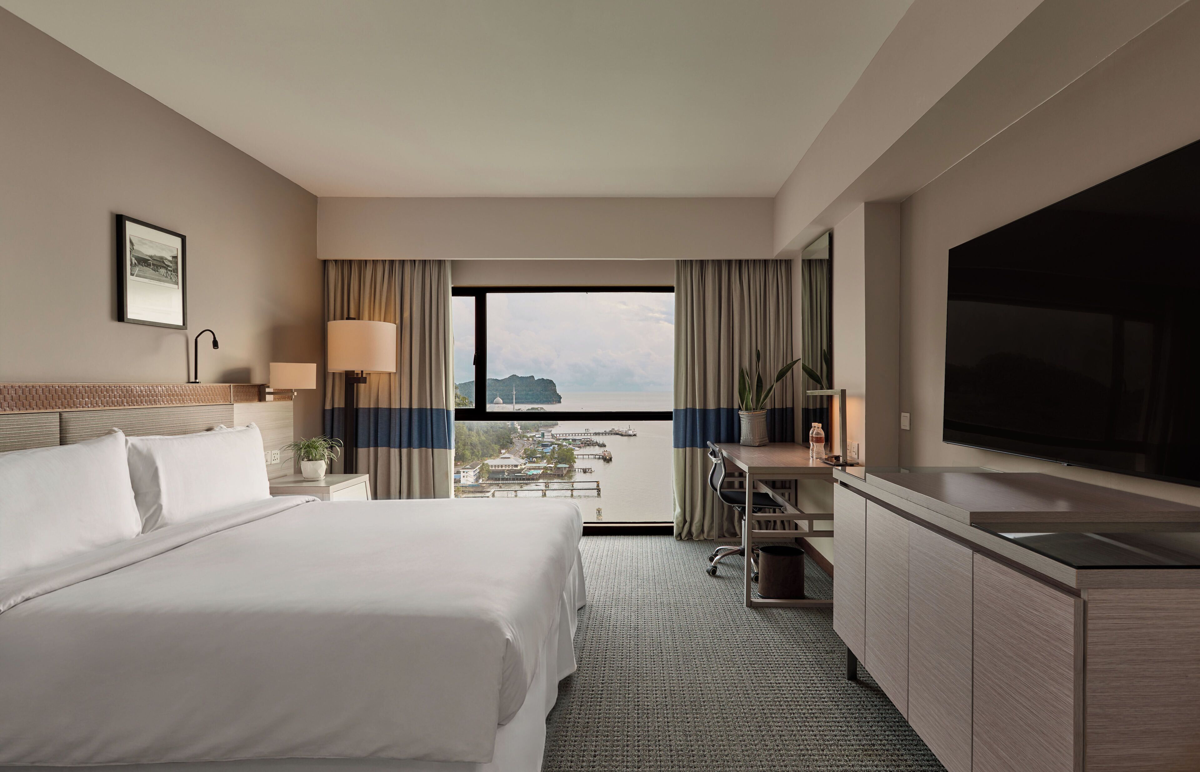 Safe på rommet, skrivebord og wi-fi (inkludert)