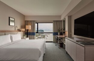 In-room safe, desk, free WiFi