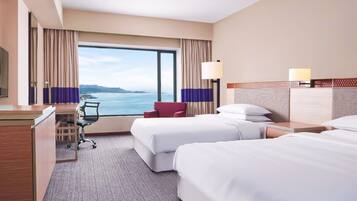 Grand tvåbäddsrum | Värdeförvaringsskåp på rummet, skrivbord och gratis wi-fi