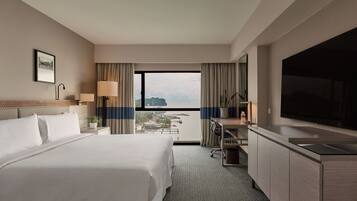 Deluxe King | In-room safe, desk, free WiFi