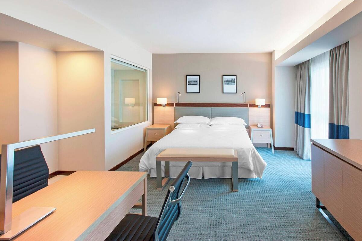 Tallelokero huoneessa, työpöytä, ilmainen Wi-Fi