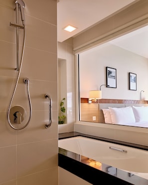 Deluxe Suite | Bathroom | Free toiletries, hair dryer, towels, soap - Ormond Sandakan (Sandakan)