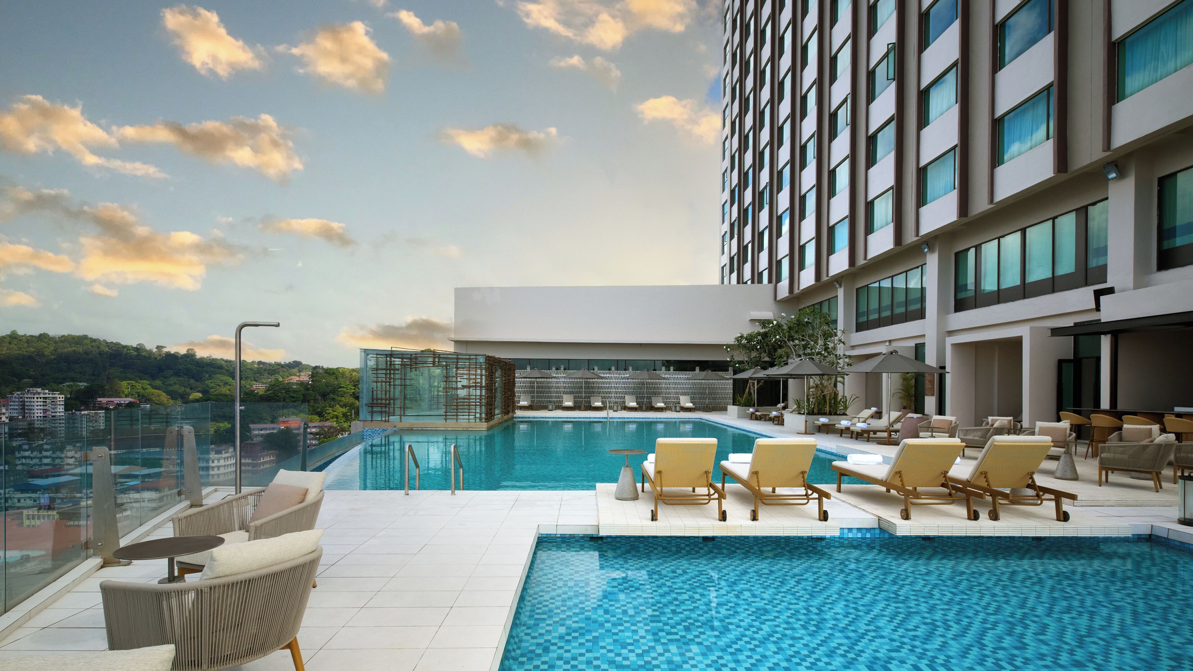 Una piscina al aire libre