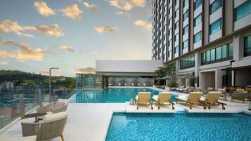 Una piscina al aire libre