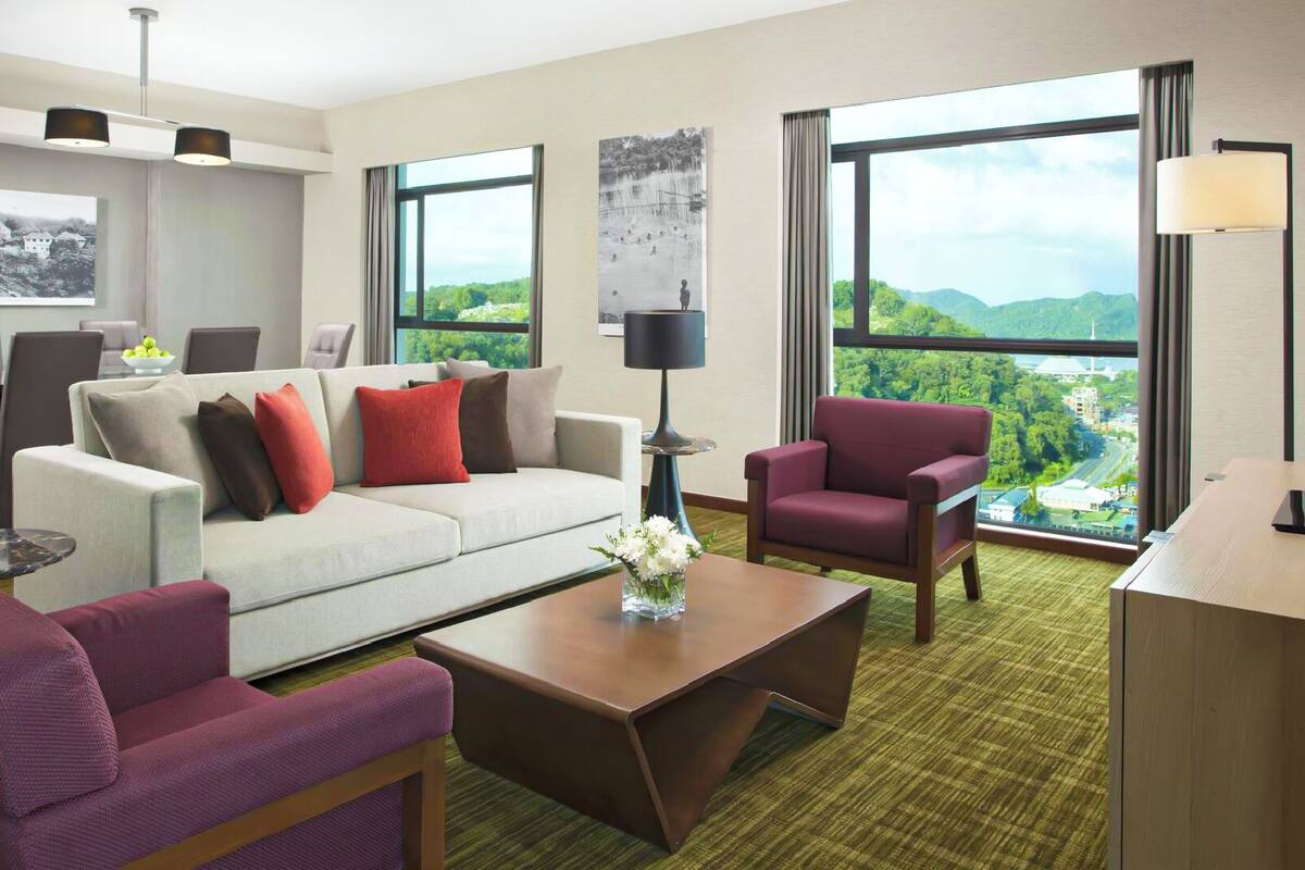 Presidential-sviitti | Oleskelualue | 65–tuumainen taulutelevisio, jossa satelliittikanavat