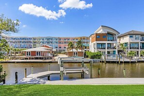 Hotel frente al agua con varias construcciones, un muelle y vista despejada al agua.