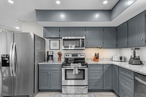 Een koelkast, een microgolfoven, een oven, een kookplaat