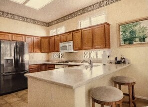 Mikrobølgeovn, ovn, kokeplater og oppvaskmaskin