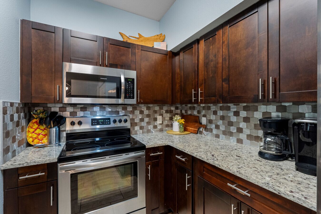 冷蔵庫、電子レンジ、オーブン、コンロ