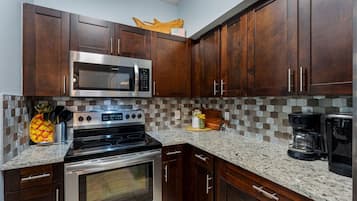 Frigorífico, microondas, horno y placa de cocina