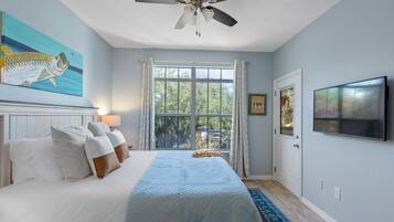 1 dormitorio, escritorio, tabla de planchar con plancha y cuna de viaje