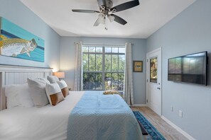 1 dormitorio, escritorio, tabla de planchar con plancha y cuna de viaje