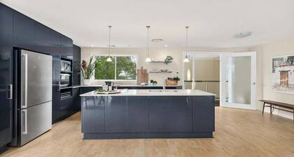 Prince Alfred House - 5-Acre Luxe Retreat in Berry